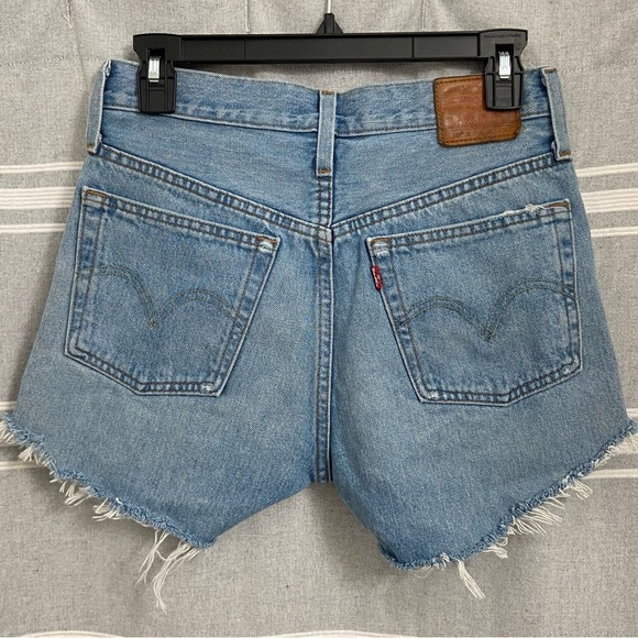 LEVI’S / 501 Medium Washed Cutoff Denim Shorts Size 26 - Picture 2 of 12